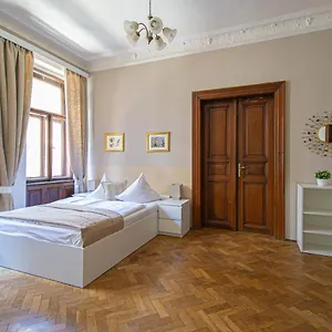 Appartement For Celebrations Spacious 3bdr With Balcony, Praag